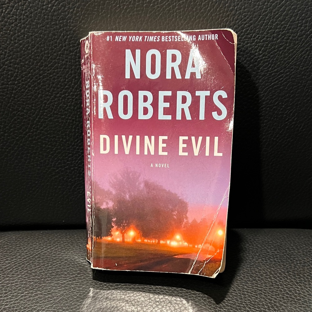Nora Roberts Divine Evil